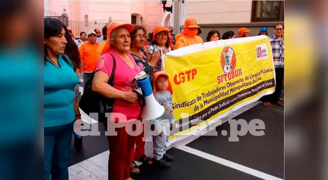 Obreras algunas adultas mayores con canas son sustentos de sus hogares