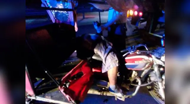 Motocarrista choca contra tráiler estacionado