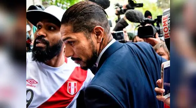 Paolo Guerrero recibe el apoyo de decenas de hinchas en las afueras del TAS 
