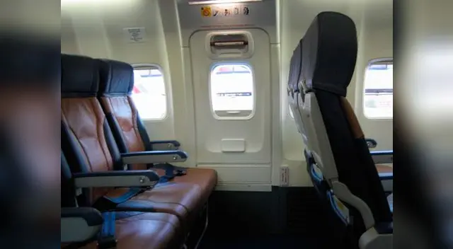 Pasajero de avión abre la puerta de emergencia porque tenía mucho calor