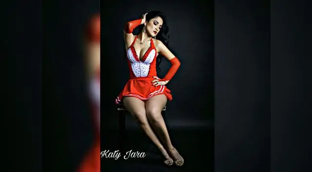 Katy luce orgullosa con la rojiblanca.