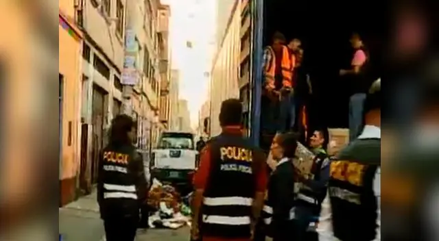 Decomisan 30 toneladas de ropa donada que iba a ser puesta a la venta Decomisan 30 toneladas de ropa donada que iba a ser puesta a la venta