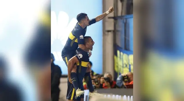 Wanchope Ábila celebra con los hinchas