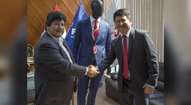 Edwin Oviedo posa junto a Roger Corcuera