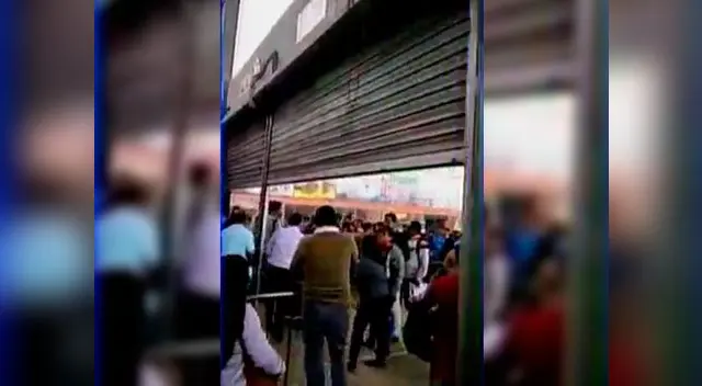 Desorden en el Metro de Lima tras cierre de tres estaciones en SJL Desorden en el Metro de Lima tras cierre de tres estaciones en SJL