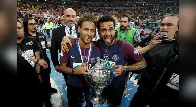 Dani Alves celebra con Neymar