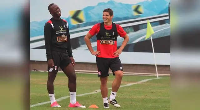 Los laterales derecho Aldo Corzo y Luis Advíncula demuestran su compañerismo