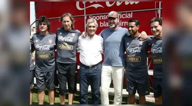 Cantona posa junto a Oblitas, Gareca y Solano