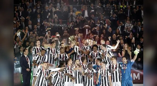 Los jugadores de la Juventus celebran su cuarto título consecutivo