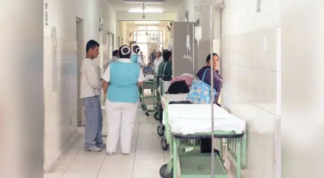 Uno de los pasillos del hospital de Collique, bajo alerta por caso de persona fallecida con síndrome Síndrome Guillain-Barré