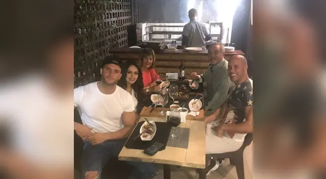 Mayra emocionada con sus futuros suegros y su cuñado Bruno.