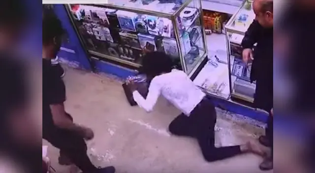  Mujer se retuerce de dolor