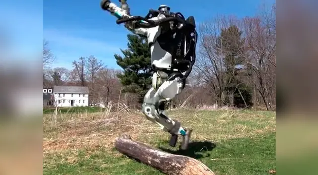 Inquietante robot humanoide que corre y salta