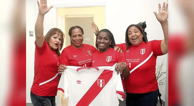 Apoyaron desde muy niños a sus hijos en la práctica del fútbol y hoy se enorgullecen que vistan la casaquilla nacional. Apoyaron desde muy niños a sus hijos en la práctica del fútbol y hoy se enorgullecen que vistan la casaquilla nacional.