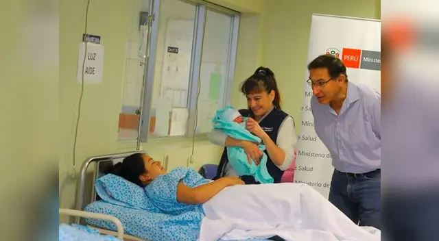 Martín Vizcarra visitó a las mamás de la Maternidad de Lima