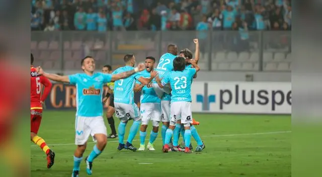 Festejo rimense por el gol de Revoredo que le dió el título. FOTO: LIBERO Festejo rimense por el gol de Revoredo que le dió el título. FOTO: LIBERO