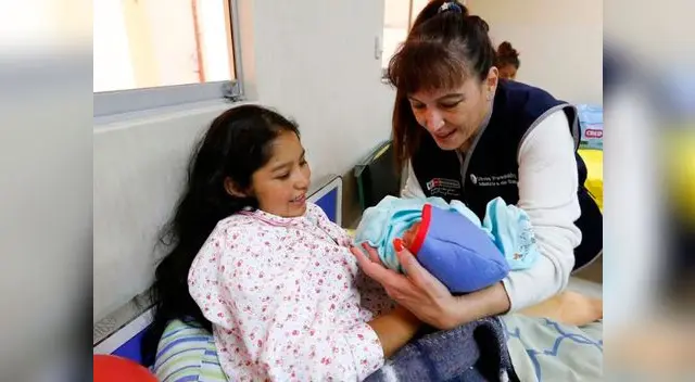 Blanca junto a su hijo Paolo y la Ministra de Salud. Dios bendiga al Depredador