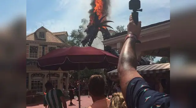 Carroza de de dragón ardió y la gente pensaba que era espectáculo