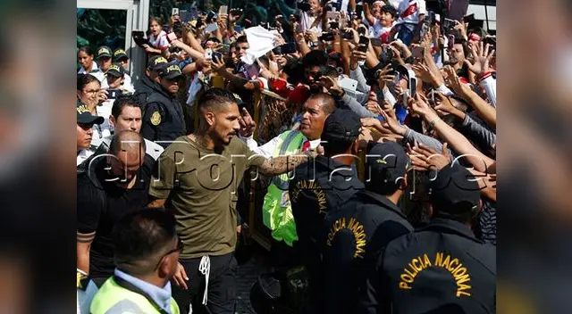 Paolo Guerrero llegó a Perú acompañado de Thaísa Leal y su madre Doña Peta. Foto: Renato Pajuelo