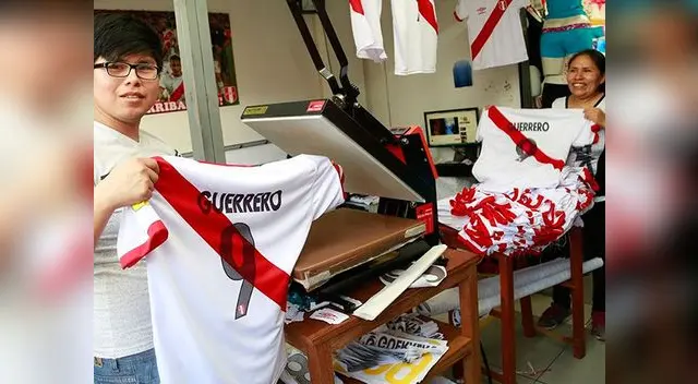 Hinchas siguen comprando camisetas de Paolo Guerrero en emporio de Gamarra Hinchas siguen comprando camisetas de Paolo Guerrero en emporio de Gamarra
