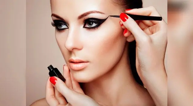 Utiliza el delineador Master Curvy de Maybelline que funciona perfecto para marcar la línea superior de las pestañas Utiliza el delineador Master Curvy de Maybelline que funciona perfecto para marcar la línea superior de las pestañas