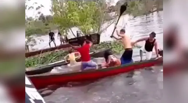 Hombres se pelean dentro de un bote y la escena es comparada con una película de 'piratas' 