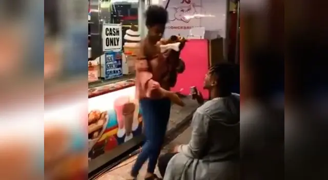 Hombre pide matrimonio a joven pero ella piensa que es una broma Hombre pide matrimonio a joven pero ella piensa que es una broma