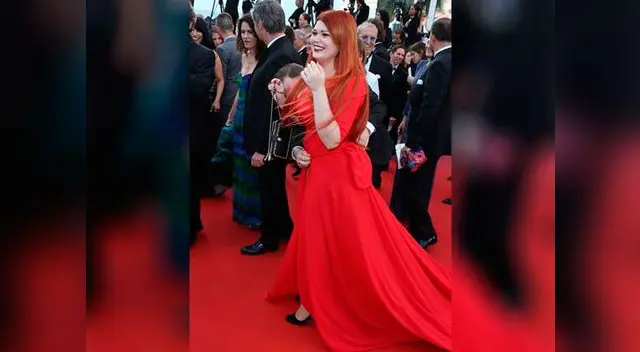 Modelo rusa pasó bochornoso con su vestimenta en plena alfombra roja 