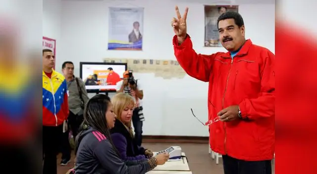 Nicolás Maduro acudió a votar y dijo: " Votos o balas" Nicolás Maduro acudió a votar y dijo: " Votos o balas"