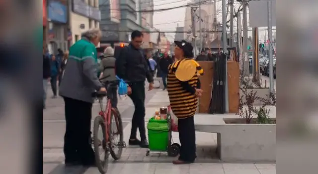 Mujer vende miel de abeja con gracioso disfraz