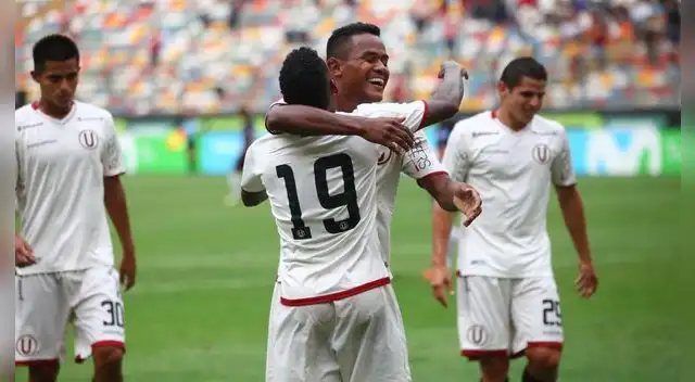 Vásquez celebra su golazo