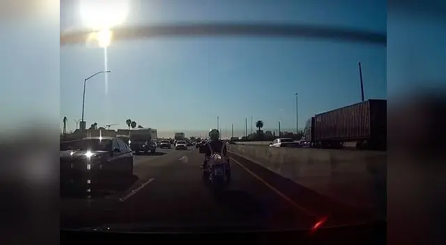 motociclista impacta contra auto y sale volando por los aires 