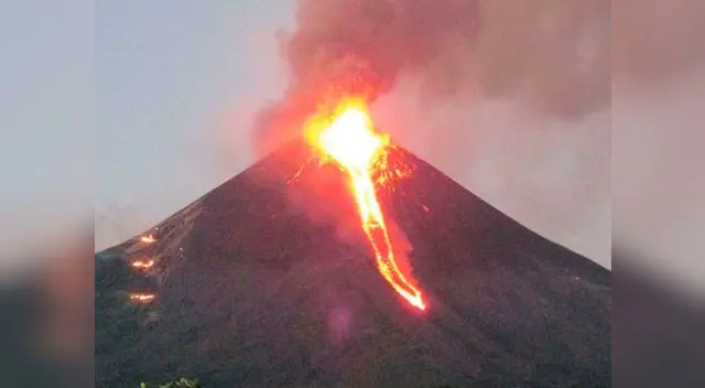 Sorprendente brote de lava del volcán Kilauea en Hawaii Sorprendente brote de lava del volcán Kilauea en Hawaii