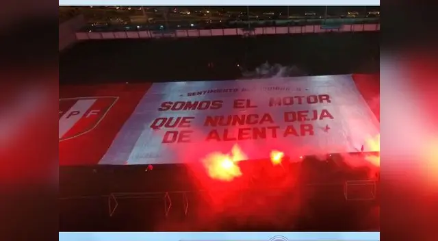 Bandera de 100 metros de "Sentimiento Blanquirojo" apoyando a la selección Bandera de 100 metros de "Sentimiento Blanquirojo" apoyando a la selección