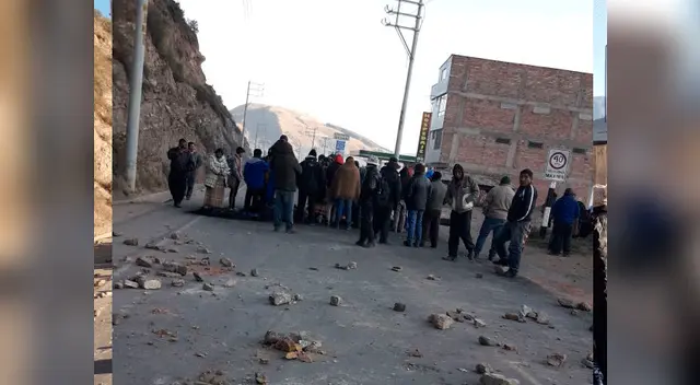 Manifestantes bloquearon la vía de acceso al aeropuerto del Cusco Manifestantes bloquearon la vía de acceso al aeropuerto del Cusco