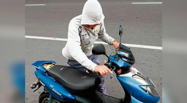 Mujer robando moto