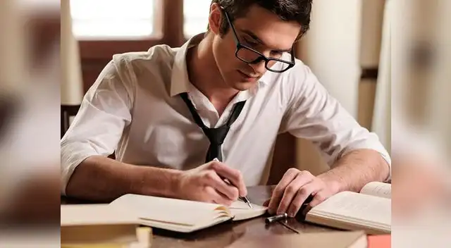 Hombre escribiendo