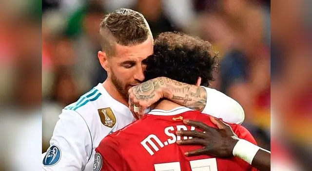 Sergio Ramos abraza a Salah