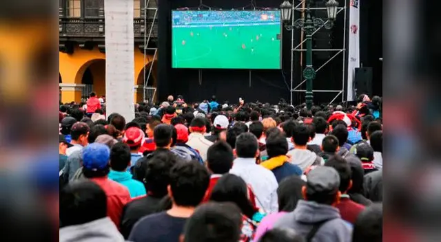 Pantalla Gigante en Plaza de Armas Pantalla Gigante en Plaza de Armas