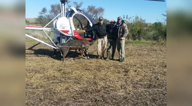 Cavani posa con el animal muerto Cavani posa con el animal muerto