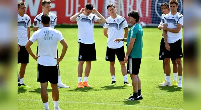 Joachim Löw explica sus normas a los jugadores