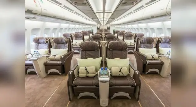 El avión cuenta con 90 cómodos asientos