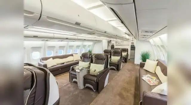 La nave cuenta con sofás para el relax de los jugadores