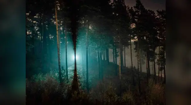 OVNI es captado aterrizando verticalmente sobre unas montañas