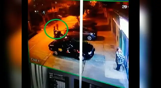 Cámaras de seguridad filmaron cuando robaba a transeúntes Cámaras de seguridad filmaron cuando robaba a transeúntes