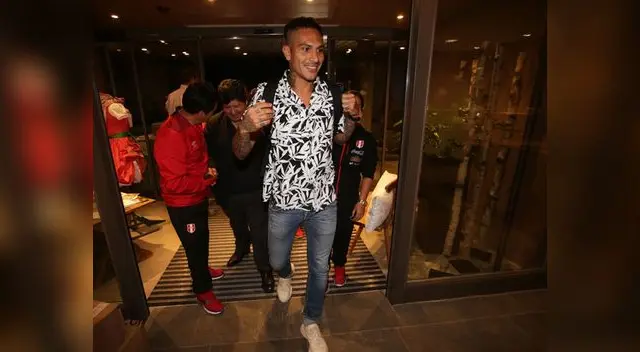 Paolo Guerrero a su llegada a la concentración de Perú