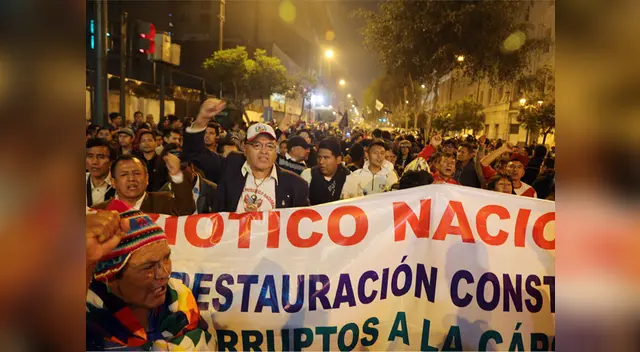 Miles de manifestante marchan rumbo al Palacio Legislativo en la Av Abancay Miles de manifestante marchan rumbo al Palacio Legislativo en la Av Abancay