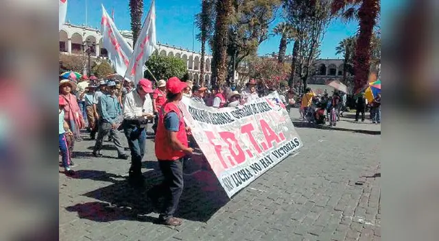 Puno, Arequipa y Madre de Dios paralizados por marchas Puno, Arequipa y Madre de Dios paralizados por marchas
