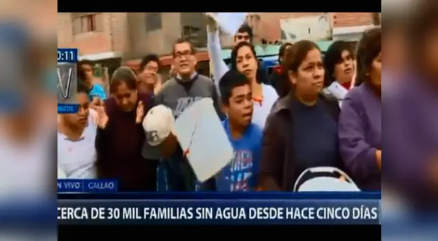 Vecinos del Callao se ven obligados a sacar agua de parques y jardines Vecinos del Callao se ven obligados a sacar agua de parques y jardines
