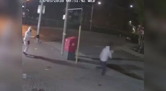 Hombre se salvó de morir de milagro de acuerdo con un video difundido por YouTube Hombre se salvó de morir de milagro de acuerdo con un video difundido por YouTube